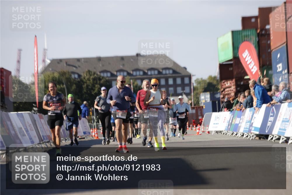 03.10.2025 - Köhlbrandbrückenlauf Jannik Wohlers http://msf.ph/oto/9121983 03.10.2025 13:39:05 Ziel 5584, 6030 meine-sportfotos.de