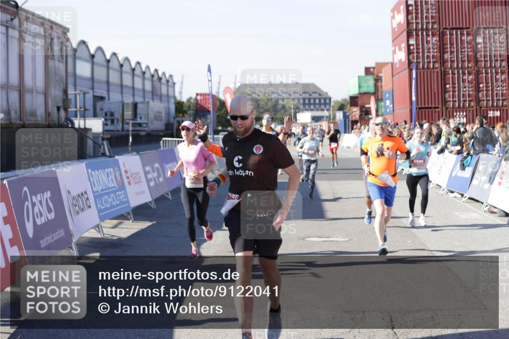 03.10.2025 - Köhlbrandbrückenlauf Jannik Wohlers http://msf.ph/oto/9122041 03.10.2025 13:04:59 Ziel 4061, 4175, 4217, 4240, 4751, 5670, 5785, 5951, 5952, 6561, 6716, 6719 meine-sportfotos.de