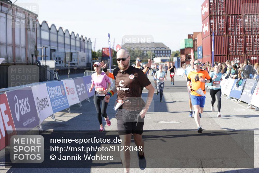03.10.2025 - Köhlbrandbrückenlauf Jannik Wohlers http://msf.ph/oto/9122048 03.10.2025 13:04:59 Ziel 4061, 4175, 4217, 4240, 4751, 5670, 5785, 5951, 5952, 6561, 6716, 6719 meine-sportfotos.de