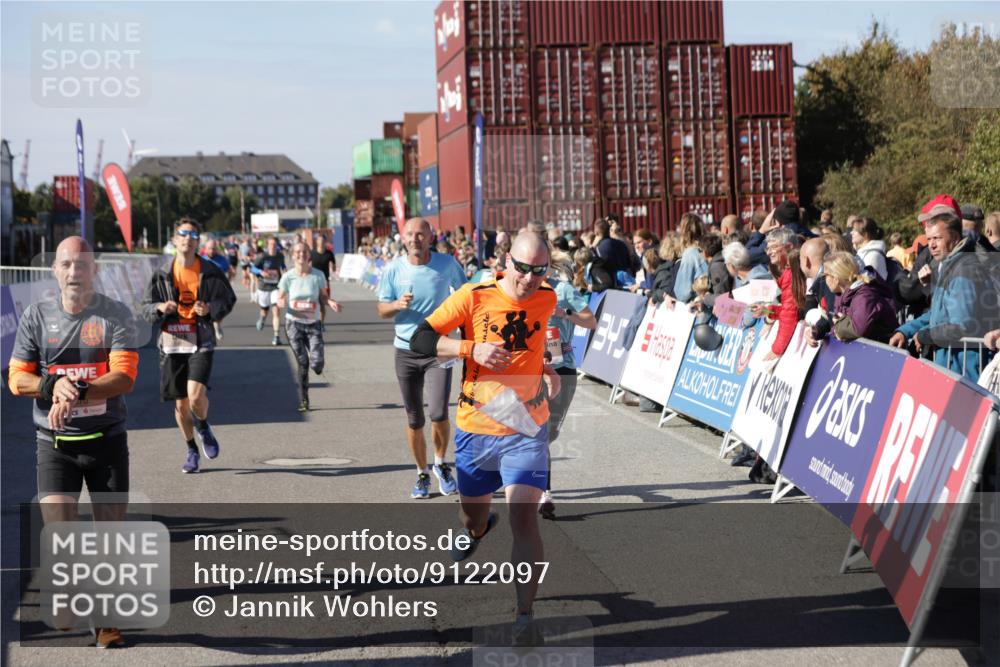 03.10.2025 - Köhlbrandbrückenlauf Jannik Wohlers http://msf.ph/oto/9122097 03.10.2025 13:05:00 Ziel 4175, 4217, 4240, 4751, 5670, 5785, 5951, 5952, 6561, 6719 meine-sportfotos.de