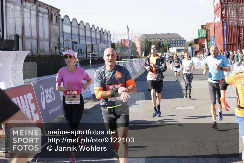 03.10.2025 - Köhlbrandbrückenlauf Jannik Wohlers http://msf.ph/oto/9122103 03.10.2025 13:05:01 Ziel 4098, 4175, 4217, 4240, 4256, 4751, 5670, 5785, 5951, 5952, 6561, 6719 meine-sportfotos.de