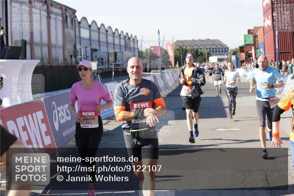 03.10.2025 - Köhlbrandbrückenlauf Jannik Wohlers http://msf.ph/oto/9122107 03.10.2025 13:05:01 Ziel 4098, 4175, 4217, 4240, 4256, 4751, 5670, 5785, 5951, 5952, 6561, 6719 meine-sportfotos.de
