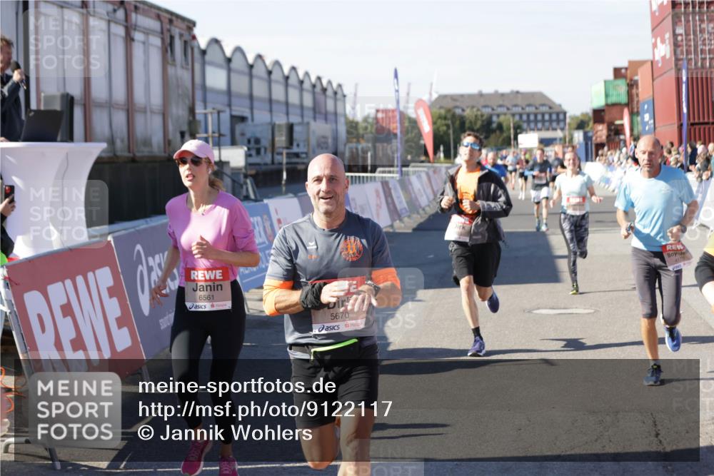 03.10.2025 - Köhlbrandbrückenlauf Jannik Wohlers http://msf.ph/oto/9122117 03.10.2025 13:05:01 Ziel 4098, 4175, 4217, 4240, 4256, 4751, 5670, 5785, 5951, 5952, 6561, 6719 meine-sportfotos.de