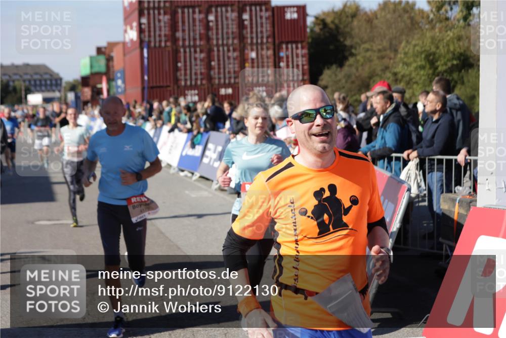 03.10.2025 - Köhlbrandbrückenlauf Jannik Wohlers http://msf.ph/oto/9122130 03.10.2025 13:05:01 Ziel 4098, 4175, 4217, 4240, 4256, 4751, 5670, 5785, 5951, 5952, 6561, 6719 meine-sportfotos.de