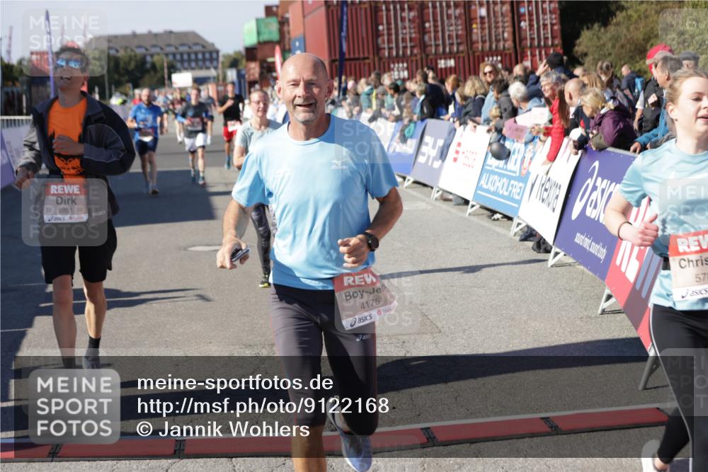 03.10.2025 - Köhlbrandbrückenlauf Jannik Wohlers http://msf.ph/oto/9122168 03.10.2025 13:05:02 Ziel 4098, 4175, 4217, 4240, 4256, 4751, 5670, 5785, 5951, 5952, 6561, 6719 meine-sportfotos.de