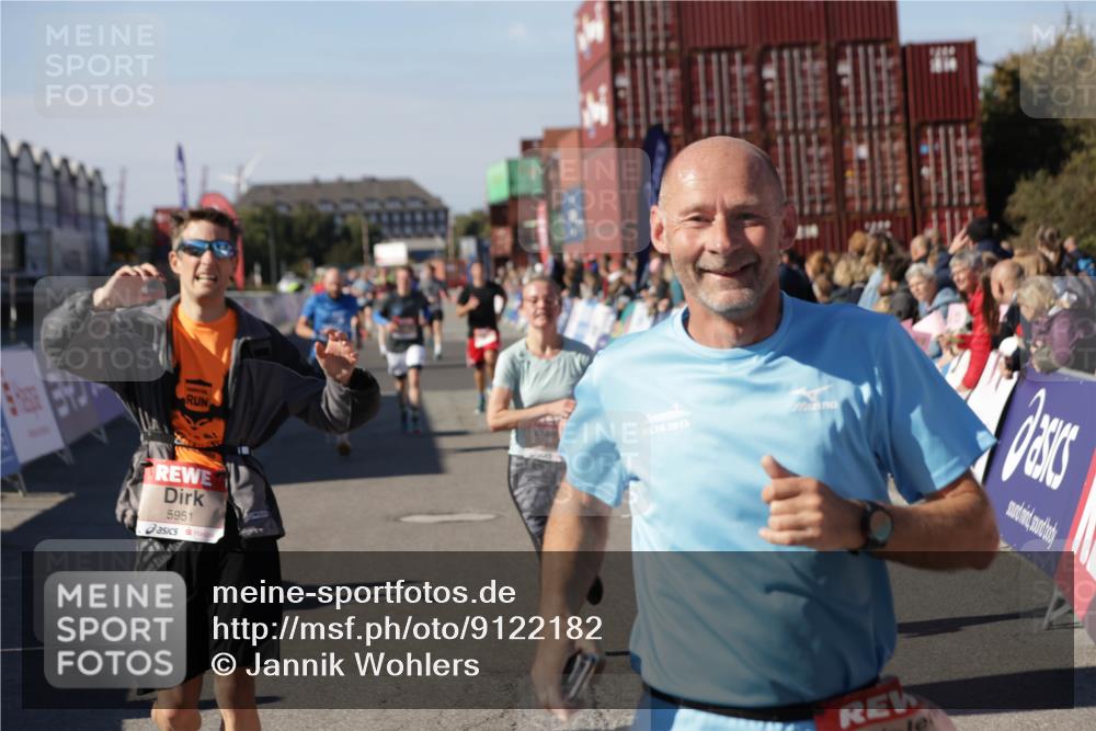 03.10.2025 - Köhlbrandbrückenlauf Jannik Wohlers http://msf.ph/oto/9122182 03.10.2025 13:05:03 Ziel 4098, 4175, 4217, 4240, 4256, 4751, 5670, 5785, 5951, 5952, 6561, 6719 meine-sportfotos.de
