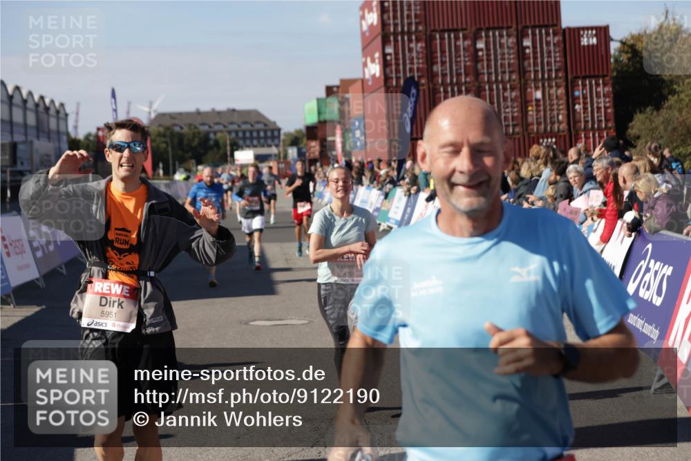 03.10.2025 - Köhlbrandbrückenlauf Jannik Wohlers http://msf.ph/oto/9122190 03.10.2025 13:05:03 Ziel 4098, 4175, 4217, 4240, 4256, 4751, 5670, 5785, 5951, 5952, 6561, 6719 meine-sportfotos.de