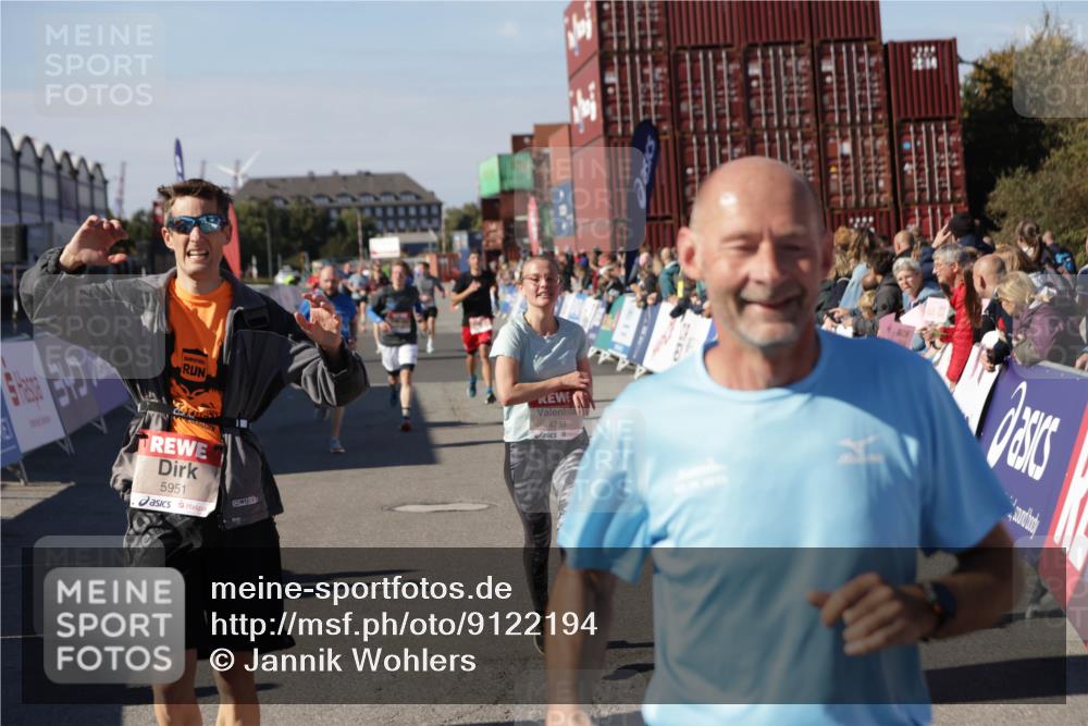 03.10.2025 - Köhlbrandbrückenlauf Jannik Wohlers http://msf.ph/oto/9122194 03.10.2025 13:05:03 Ziel 4098, 4175, 4217, 4240, 4256, 4751, 5670, 5785, 5951, 5952, 6561, 6719 meine-sportfotos.de