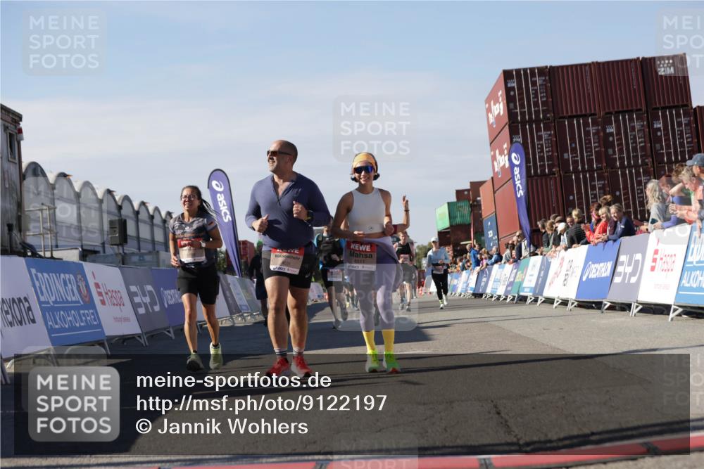 03.10.2025 - Köhlbrandbrückenlauf Jannik Wohlers http://msf.ph/oto/9122197 03.10.2025 13:39:15 Ziel 4531, 4789, 5111, 5766, 5988, 5989 meine-sportfotos.de