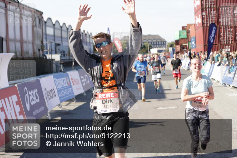 03.10.2025 - Köhlbrandbrückenlauf Jannik Wohlers http://msf.ph/oto/9122213 03.10.2025 13:05:03 Ziel 4098, 4175, 4217, 4240, 4256, 4751, 5670, 5785, 5951, 5952, 6561, 6719 meine-sportfotos.de