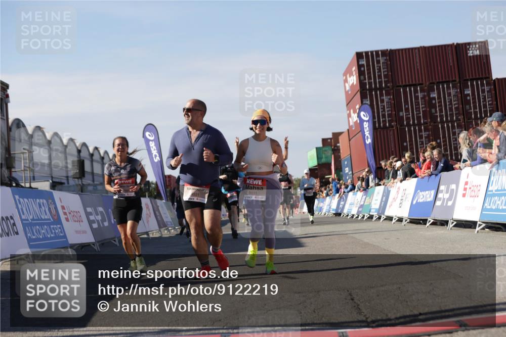 03.10.2025 - Köhlbrandbrückenlauf Jannik Wohlers http://msf.ph/oto/9122219 03.10.2025 13:39:15 Ziel 4531, 4789, 5111, 5766, 5988, 5989 meine-sportfotos.de