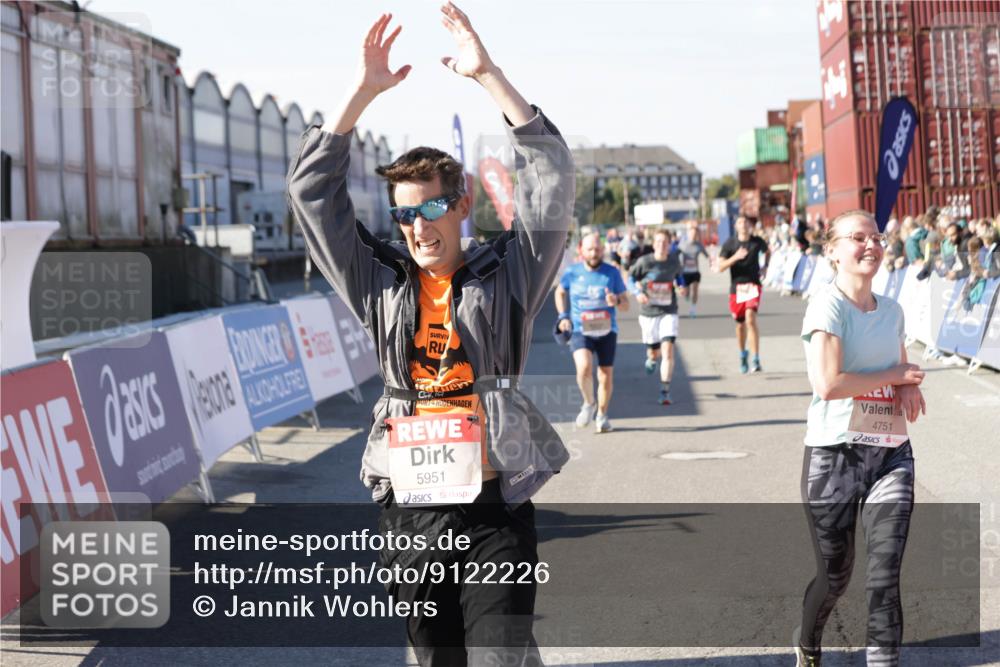 03.10.2025 - Köhlbrandbrückenlauf Jannik Wohlers http://msf.ph/oto/9122226 03.10.2025 13:05:04 Ziel 4098, 4175, 4217, 4240, 4256, 4490, 4585, 4751, 5670, 5785, 5951, 5952, 6561, 6719 meine-sportfotos.de