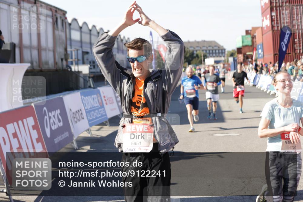 03.10.2025 - Köhlbrandbrückenlauf Jannik Wohlers http://msf.ph/oto/9122241 03.10.2025 13:05:04 Ziel 4098, 4175, 4217, 4240, 4256, 4490, 4585, 4751, 5670, 5785, 5951, 5952, 6561, 6719 meine-sportfotos.de