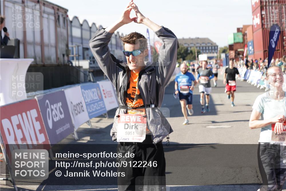 03.10.2025 - Köhlbrandbrückenlauf Jannik Wohlers http://msf.ph/oto/9122246 03.10.2025 13:05:04 Ziel 4098, 4175, 4217, 4240, 4256, 4490, 4585, 4751, 5670, 5785, 5951, 5952, 6561, 6719 meine-sportfotos.de
