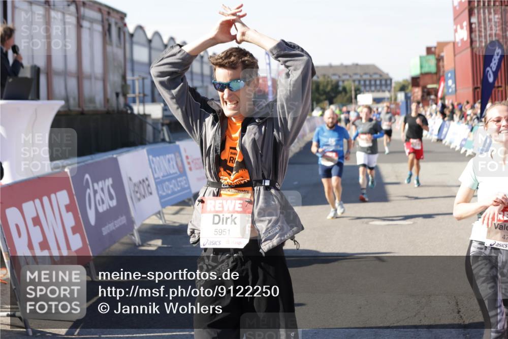 03.10.2025 - Köhlbrandbrückenlauf Jannik Wohlers http://msf.ph/oto/9122250 03.10.2025 13:05:04 Ziel 4098, 4175, 4217, 4240, 4256, 4490, 4585, 4751, 5670, 5785, 5951, 5952, 6561, 6719 meine-sportfotos.de