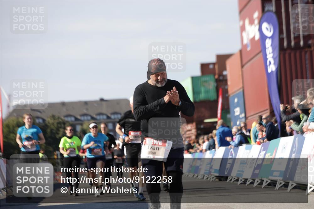 03.10.2025 - Köhlbrandbrückenlauf Jannik Wohlers http://msf.ph/oto/9122258 03.10.2025 13:39:43 Ziel 4621, 5176, 5508 meine-sportfotos.de