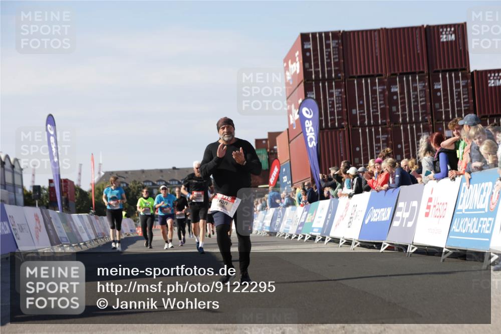 03.10.2025 - Köhlbrandbrückenlauf Jannik Wohlers http://msf.ph/oto/9122295 03.10.2025 13:39:44 Ziel 4621, 5176, 5508 meine-sportfotos.de