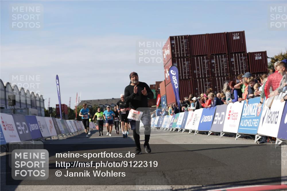 03.10.2025 - Köhlbrandbrückenlauf Jannik Wohlers http://msf.ph/oto/9122319 03.10.2025 13:39:44 Ziel 4621, 5176, 5508 meine-sportfotos.de