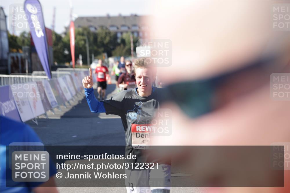 03.10.2025 - Köhlbrandbrückenlauf Jannik Wohlers http://msf.ph/oto/9122321 03.10.2025 13:05:07 Ziel 4098, 4175, 4217, 4256, 4490, 4585, 4751, 5670, 5785, 5951, 5952, 6561, 6719 meine-sportfotos.de