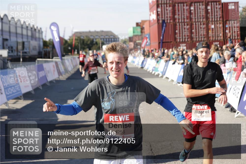 03.10.2025 - Köhlbrandbrückenlauf Jannik Wohlers http://msf.ph/oto/9122405 03.10.2025 13:05:09 Ziel 4098, 4175, 4256, 4490, 4585, 4751, 5670, 5785, 5951, 5952, 5969, 6561, 6719 meine-sportfotos.de