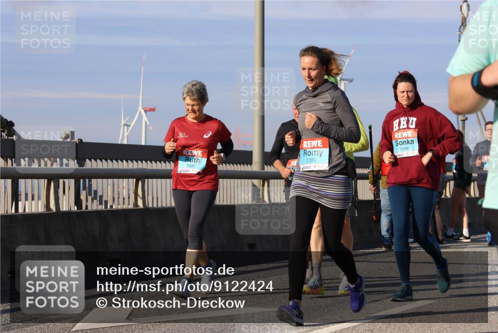 03.10.2025 - Köhlbrandbrückenlauf Strokosch-Dieckow http://msf.ph/oto/9122424 03.10.2025 09:59:28 Position 2 1097, 2320, 1098 meine-sportfotos.de