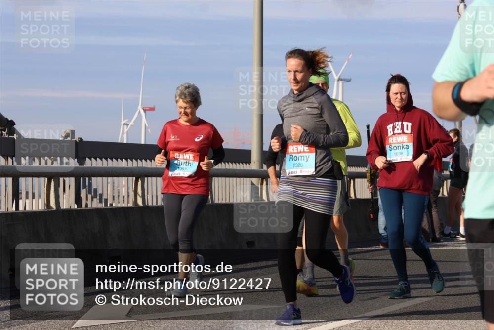 03.10.2025 - Köhlbrandbrückenlauf Strokosch-Dieckow http://msf.ph/oto/9122427 03.10.2025 09:59:28 Position 2 1097, 2320, 1098 meine-sportfotos.de