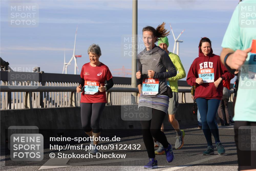 03.10.2025 - Köhlbrandbrückenlauf Strokosch-Dieckow http://msf.ph/oto/9122432 03.10.2025 09:59:28 Position 2 1097, 2320, 1098 meine-sportfotos.de