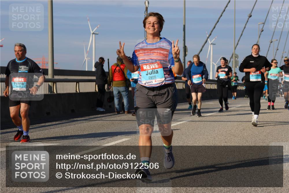 03.10.2025 - Köhlbrandbrückenlauf Strokosch-Dieckow http://msf.ph/oto/9122506 03.10.2025 09:59:39 Position 2 2024, 2498, 2935 meine-sportfotos.de