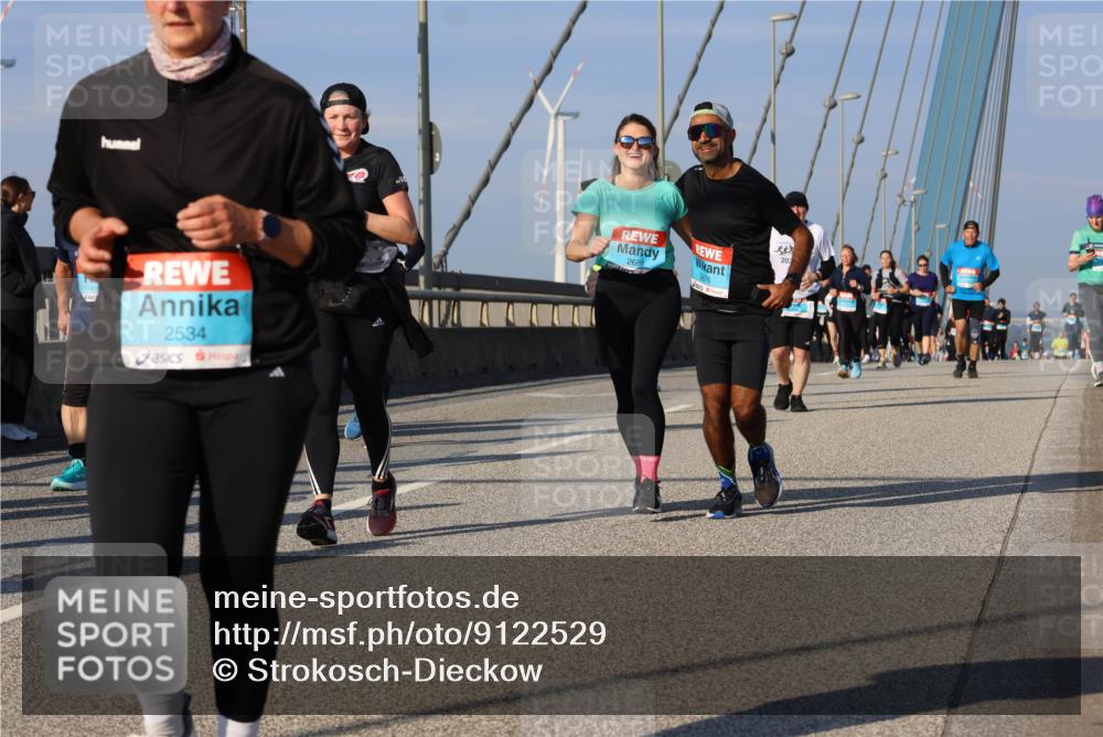 03.10.2025 - Köhlbrandbrückenlauf Strokosch-Dieckow http://msf.ph/oto/9122529 03.10.2025 09:59:43 Position 2 2534, 2681, 2676, 202 meine-sportfotos.de