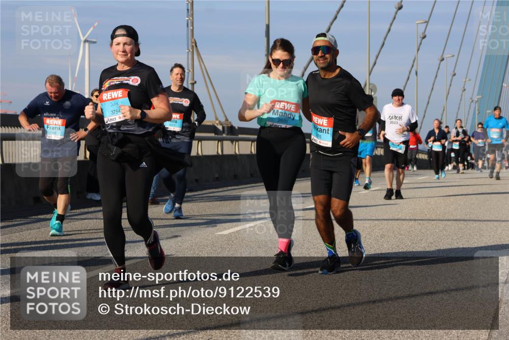 03.10.2025 - Köhlbrandbrückenlauf Strokosch-Dieckow http://msf.ph/oto/9122539 03.10.2025 09:59:45 Position 2 3754, 1908, 3013, 2681, 76, 2023 meine-sportfotos.de