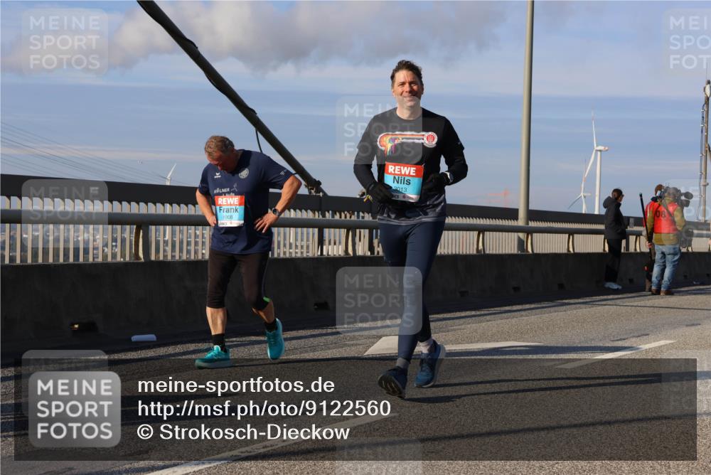 03.10.2025 - Köhlbrandbrückenlauf Strokosch-Dieckow http://msf.ph/oto/9122560 03.10.2025 09:59:49 Position 2 1908, 3013, 08 meine-sportfotos.de