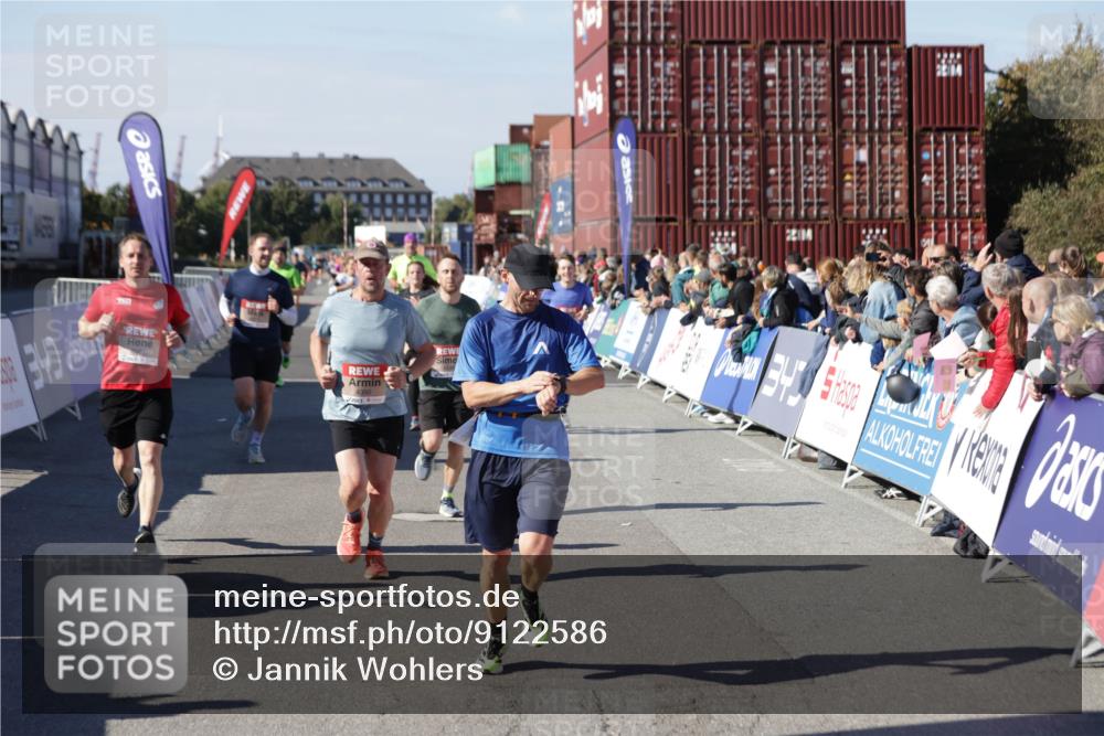 03.10.2025 - Köhlbrandbrückenlauf Jannik Wohlers http://msf.ph/oto/9122586 03.10.2025 13:05:16 Ziel 4098, 4256, 4272, 4344, 4390, 4490, 4496, 4585, 4877, 5637, 5969, 6041, 6044, 6081 meine-sportfotos.de