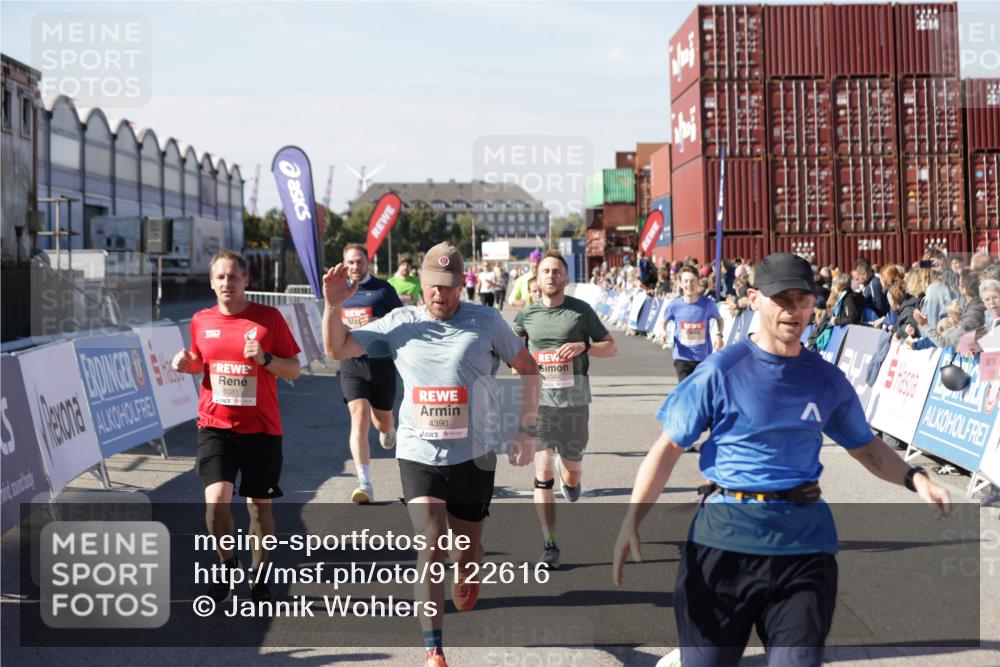 03.10.2025 - Köhlbrandbrückenlauf Jannik Wohlers http://msf.ph/oto/9122616 03.10.2025 13:05:17 Ziel 4098, 4256, 4272, 4344, 4390, 4490, 4496, 4585, 4877, 5637, 5969, 6041, 6044, 6081 meine-sportfotos.de