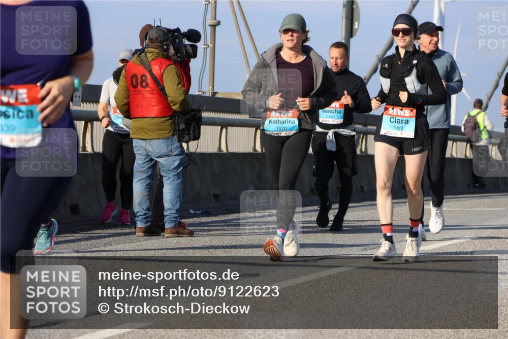 03.10.2025 - Köhlbrandbrückenlauf Strokosch-Dieckow http://msf.ph/oto/9122623 03.10.2025 10:00:03 Position 2 339, 08, 1970, 2342, 1969 meine-sportfotos.de