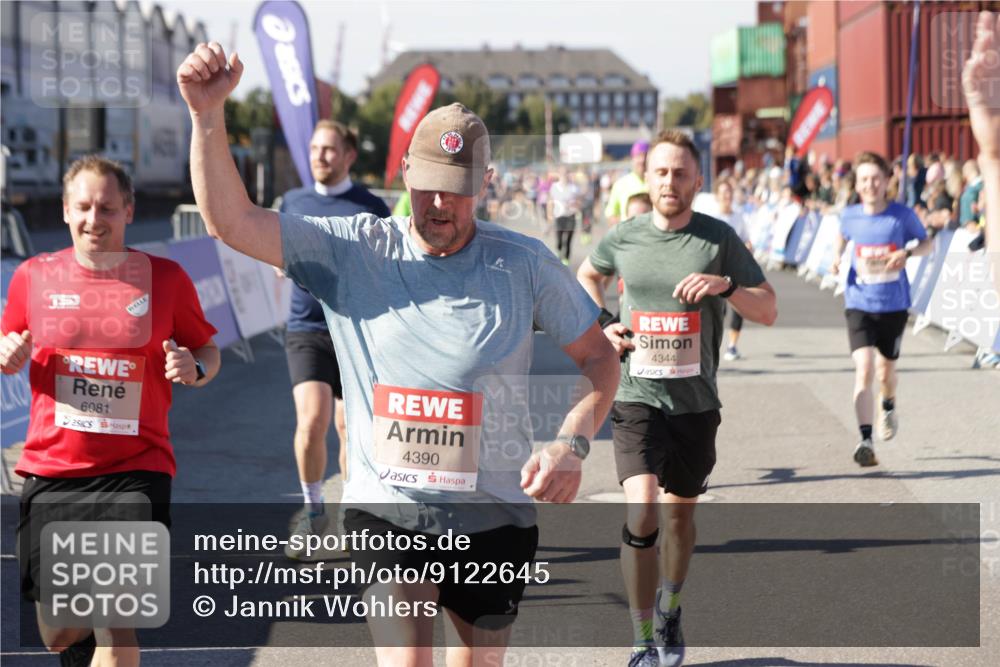 03.10.2025 - Köhlbrandbrückenlauf Jannik Wohlers http://msf.ph/oto/9122645 03.10.2025 13:05:17 Ziel 4098, 4256, 4272, 4344, 4390, 4490, 4496, 4585, 4877, 5637, 5969, 6041, 6044, 6081 meine-sportfotos.de