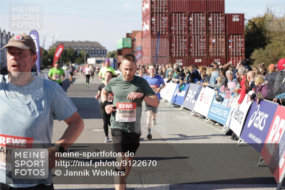 03.10.2025 - Köhlbrandbrückenlauf Jannik Wohlers http://msf.ph/oto/9122670 03.10.2025 13:05:18 Ziel 4272, 4344, 4390, 4490, 4496, 4585, 4877, 5637, 5969, 6041, 6044, 6081 meine-sportfotos.de