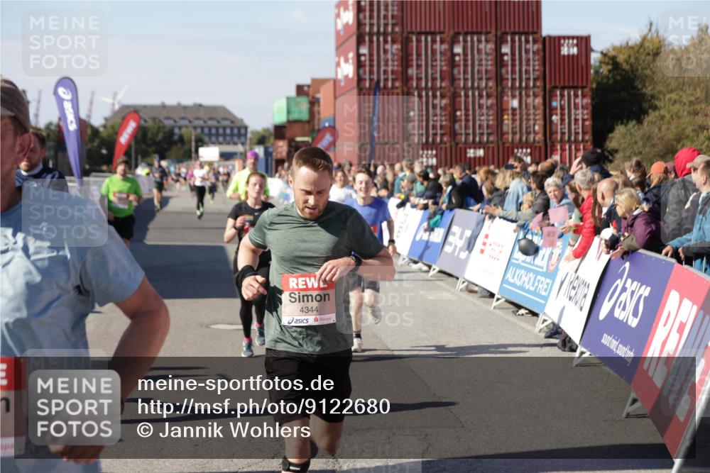 03.10.2025 - Köhlbrandbrückenlauf Jannik Wohlers http://msf.ph/oto/9122680 03.10.2025 13:05:18 Ziel 4272, 4344, 4390, 4490, 4496, 4585, 4877, 5637, 5969, 6041, 6044, 6081 meine-sportfotos.de
