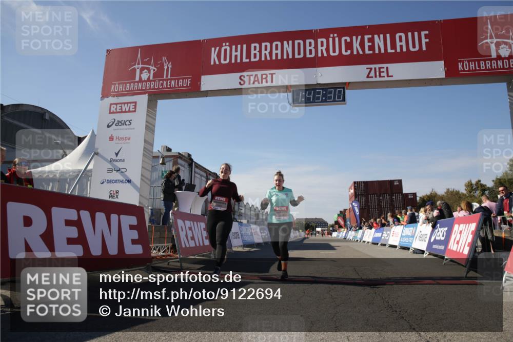 03.10.2025 - Köhlbrandbrückenlauf Jannik Wohlers http://msf.ph/oto/9122694 03.10.2025 13:43:30 Ziel 5464, 5499, 5559 meine-sportfotos.de