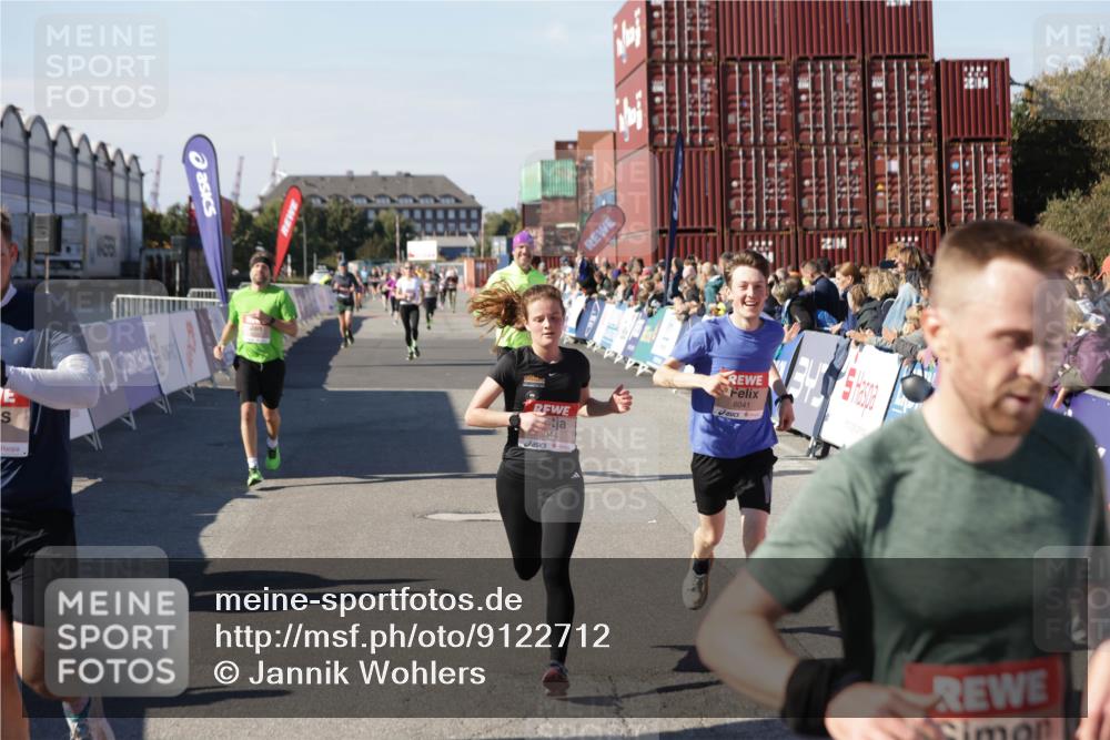 03.10.2025 - Köhlbrandbrückenlauf Jannik Wohlers http://msf.ph/oto/9122712 03.10.2025 13:05:19 Ziel 4272, 4344, 4390, 4490, 4496, 4585, 4877, 5637, 5969, 6041, 6044, 6081 meine-sportfotos.de