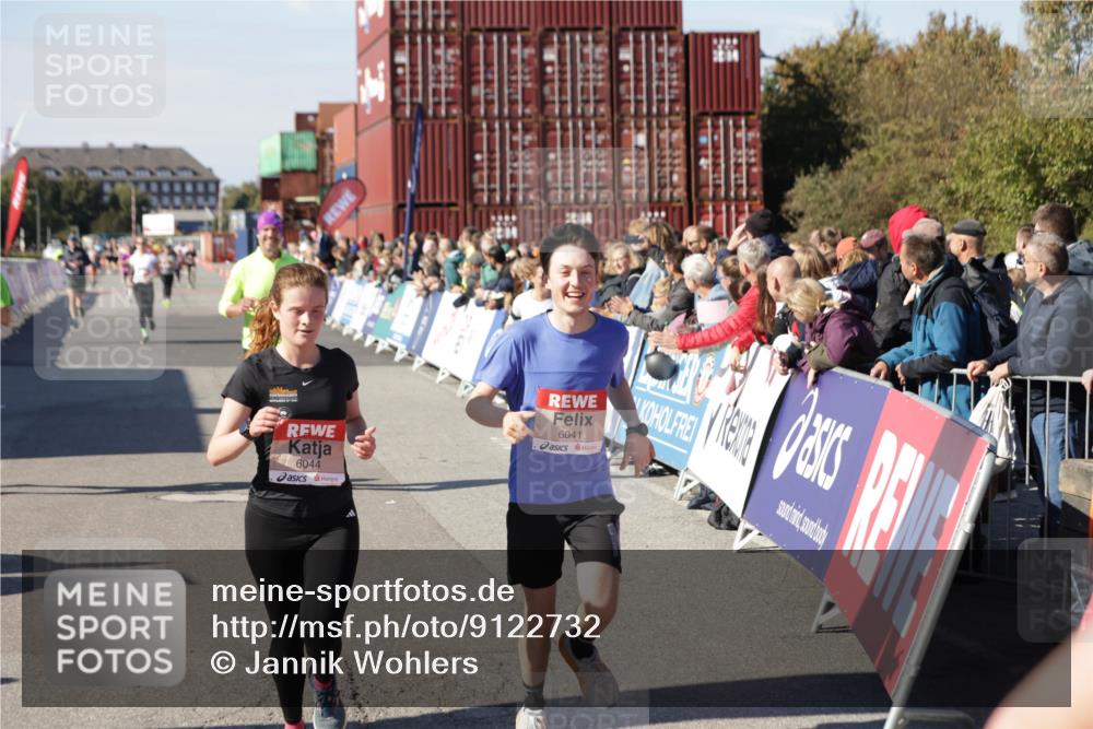03.10.2025 - Köhlbrandbrückenlauf Jannik Wohlers http://msf.ph/oto/9122732 03.10.2025 13:05:19 Ziel 4272, 4344, 4390, 4490, 4496, 4585, 4877, 5637, 5969, 6041, 6044, 6081 meine-sportfotos.de