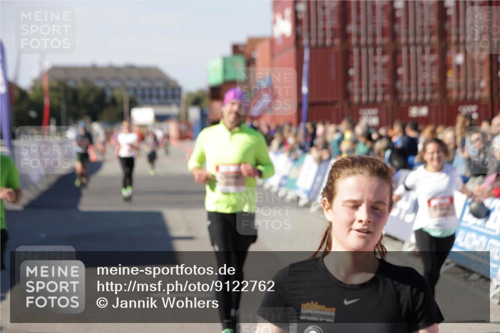 03.10.2025 - Köhlbrandbrückenlauf Jannik Wohlers http://msf.ph/oto/9122762 03.10.2025 13:05:21 Ziel 4272, 4344, 4390, 4496, 4584, 4877, 5637, 5969, 6041, 6044, 6081 meine-sportfotos.de