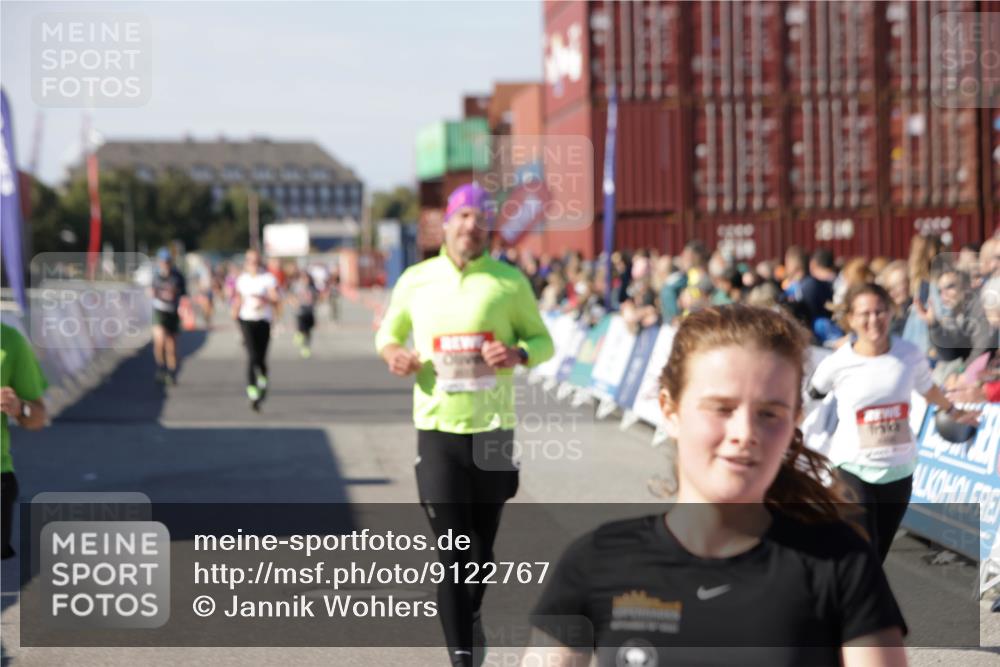 03.10.2025 - Köhlbrandbrückenlauf Jannik Wohlers http://msf.ph/oto/9122767 03.10.2025 13:05:21 Ziel 4272, 4344, 4390, 4496, 4584, 4877, 5637, 5969, 6041, 6044, 6081 meine-sportfotos.de