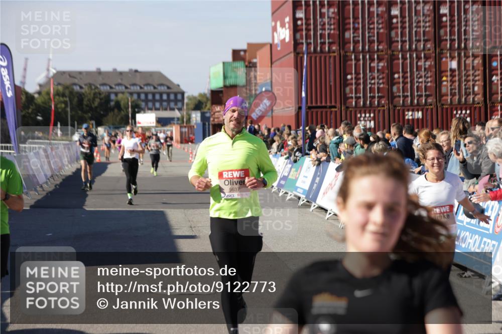 03.10.2025 - Köhlbrandbrückenlauf Jannik Wohlers http://msf.ph/oto/9122773 03.10.2025 13:05:21 Ziel 4272, 4344, 4390, 4496, 4584, 4877, 5637, 5969, 6041, 6044, 6081 meine-sportfotos.de