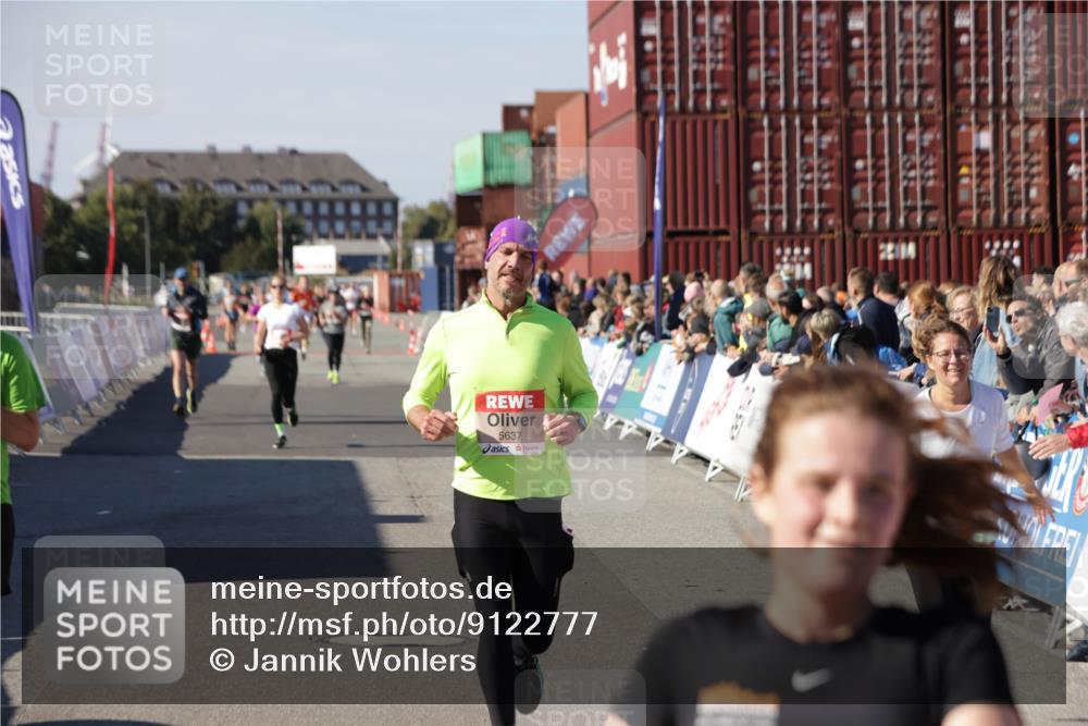 03.10.2025 - Köhlbrandbrückenlauf Jannik Wohlers http://msf.ph/oto/9122777 03.10.2025 13:05:21 Ziel 4272, 4344, 4390, 4496, 4584, 4877, 5637, 5969, 6041, 6044, 6081 meine-sportfotos.de