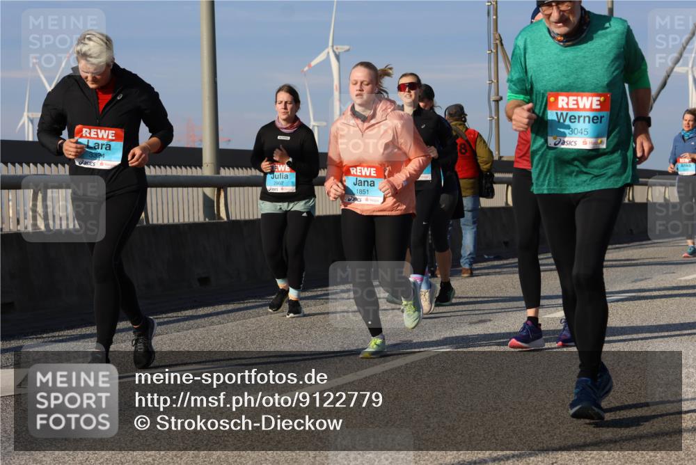 03.10.2025 - Köhlbrandbrückenlauf Strokosch-Dieckow http://msf.ph/oto/9122779 03.10.2025 10:00:30 Position 2 3324, 2967, 1851, 3045 meine-sportfotos.de