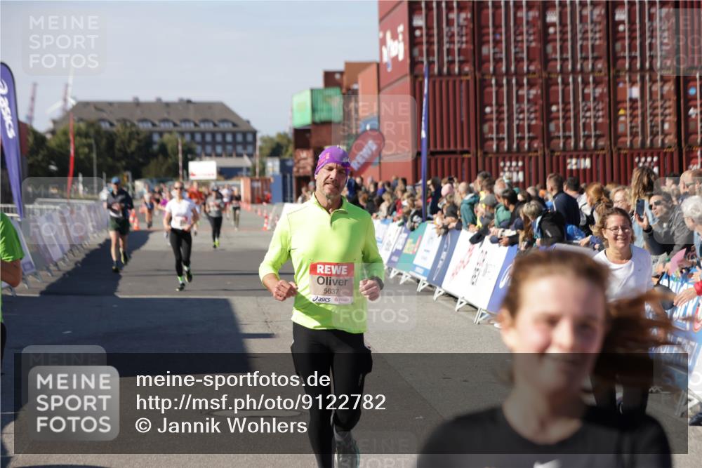 03.10.2025 - Köhlbrandbrückenlauf Jannik Wohlers http://msf.ph/oto/9122782 03.10.2025 13:05:21 Ziel 4272, 4344, 4390, 4496, 4584, 4877, 5637, 5969, 6041, 6044, 6081 meine-sportfotos.de