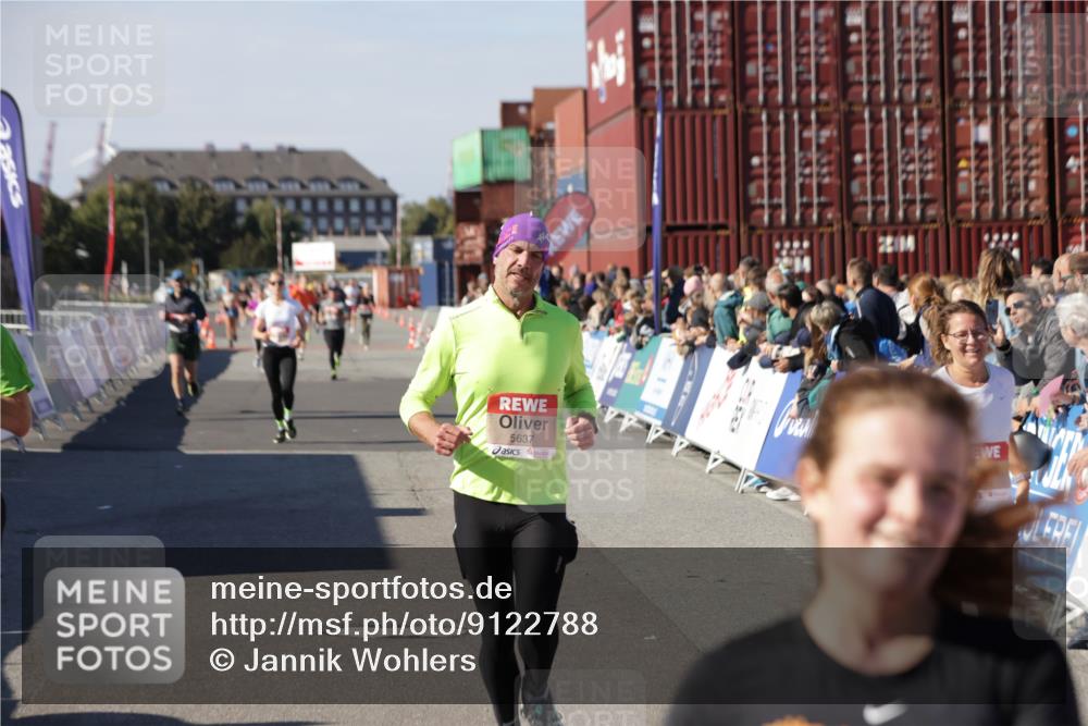 03.10.2025 - Köhlbrandbrückenlauf Jannik Wohlers http://msf.ph/oto/9122788 03.10.2025 13:05:21 Ziel 4272, 4344, 4390, 4496, 4584, 4877, 5637, 5969, 6041, 6044, 6081 meine-sportfotos.de