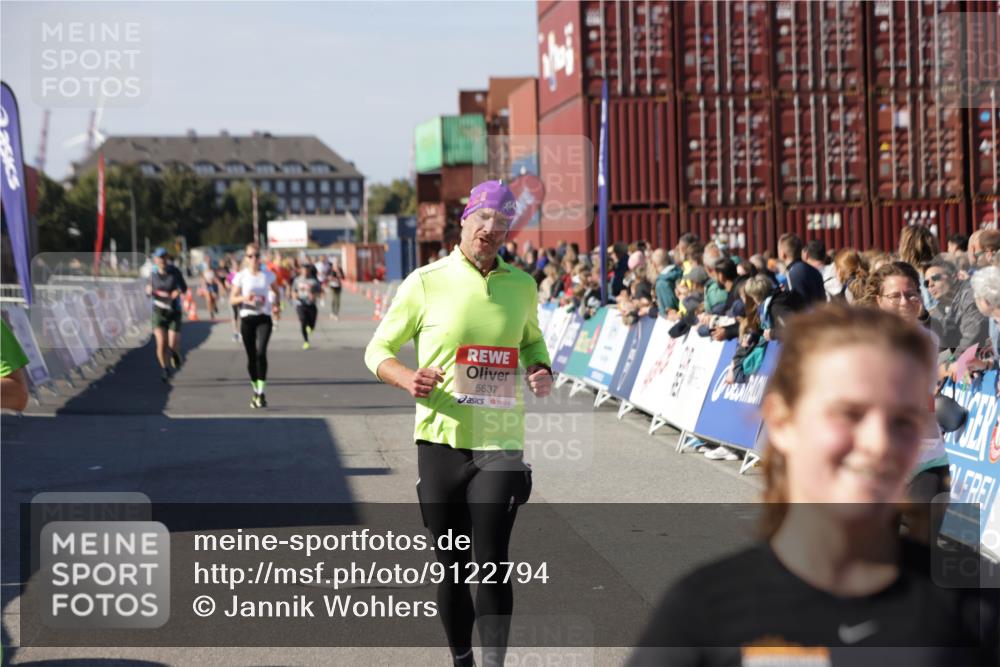 03.10.2025 - Köhlbrandbrückenlauf Jannik Wohlers http://msf.ph/oto/9122794 03.10.2025 13:05:21 Ziel 4272, 4344, 4390, 4496, 4584, 4877, 5637, 5969, 6041, 6044, 6081 meine-sportfotos.de