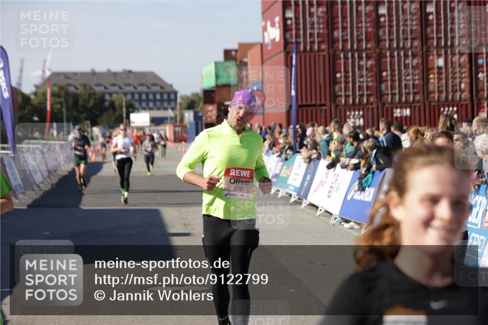 03.10.2025 - Köhlbrandbrückenlauf Jannik Wohlers http://msf.ph/oto/9122799 03.10.2025 13:05:21 Ziel 4272, 4344, 4390, 4496, 4584, 4877, 5637, 5969, 6041, 6044, 6081 meine-sportfotos.de