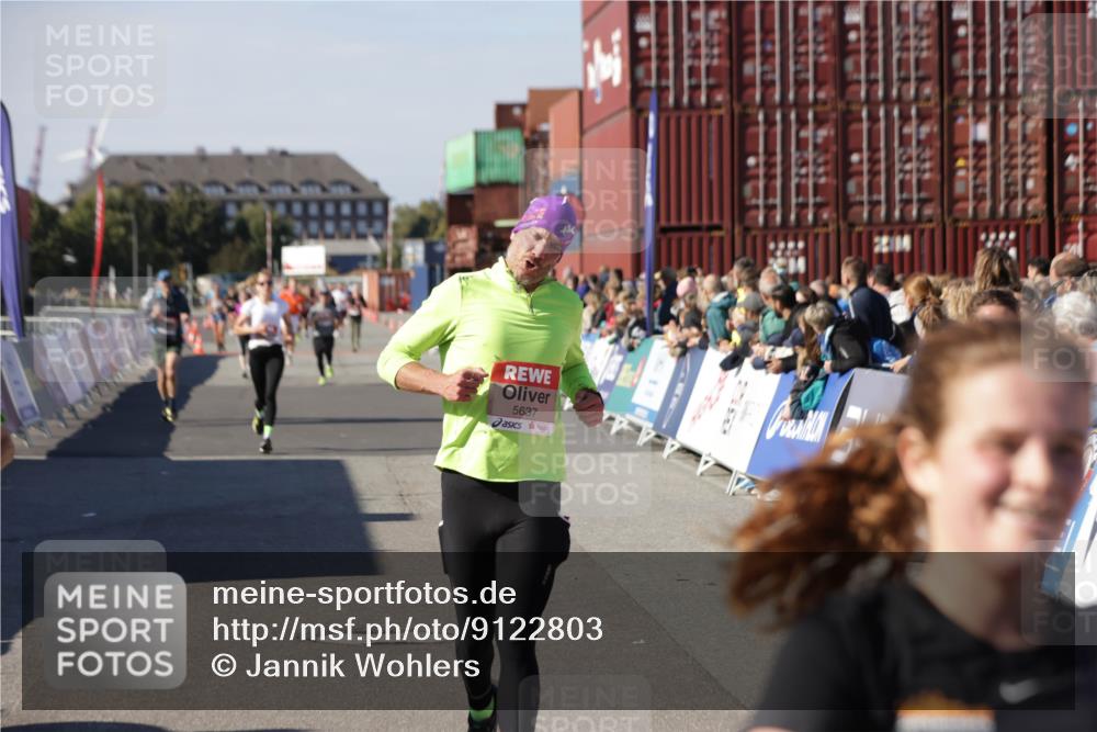 03.10.2025 - Köhlbrandbrückenlauf Jannik Wohlers http://msf.ph/oto/9122803 03.10.2025 13:05:21 Ziel 4272, 4344, 4390, 4496, 4584, 4877, 5637, 5969, 6041, 6044, 6081 meine-sportfotos.de